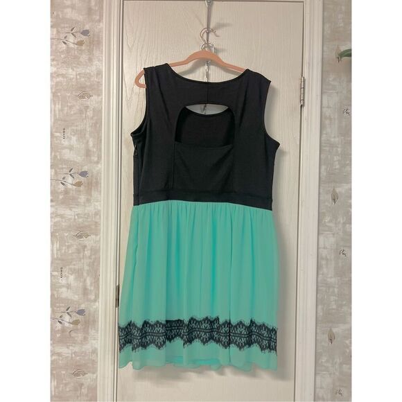 Sweet Storm Dress - Picture 2 of 3